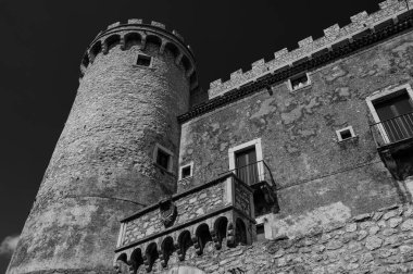 Pignatelli Şatosu 18. yüzyıla dayanır. Lombardlar San Michele şapeli ile küçük bir kale inşa etmişlerdi..