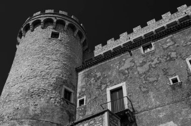 Pignatelli Şatosu 18. yüzyıla dayanır. Lombardlar San Michele şapeli ile küçük bir kale inşa etmişlerdi..