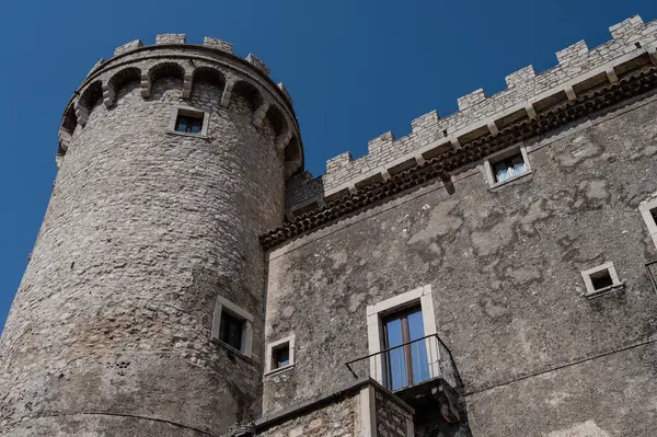 Pignatelli Şatosu 18. yüzyıla dayanır. Lombardlar San Michele şapeli ile küçük bir kale inşa etmişlerdi..