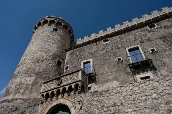 Pignatelli Şatosu 18. yüzyıla dayanır. Lombardlar San Michele şapeli ile küçük bir kale inşa etmişlerdi..