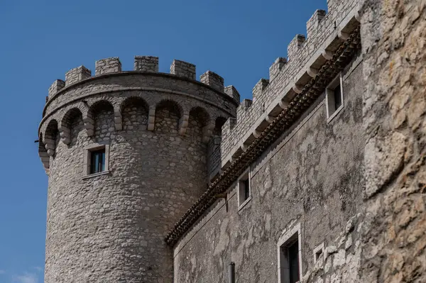 Pignatelli Şatosu 18. yüzyıla dayanır. Lombardlar San Michele şapeli ile küçük bir kale inşa etmişlerdi..