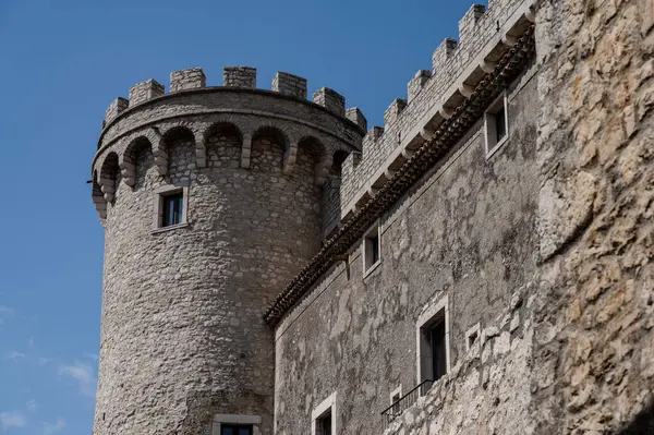 Pignatelli Şatosu 18. yüzyıla dayanır. Lombardlar San Michele şapeli ile küçük bir kale inşa etmişlerdi..