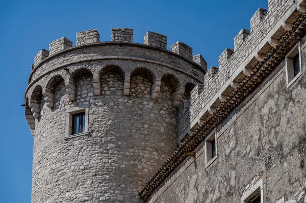 Pignatelli Şatosu 18. yüzyıla dayanır. Lombardlar San Michele şapeli ile küçük bir kale inşa etmişlerdi..