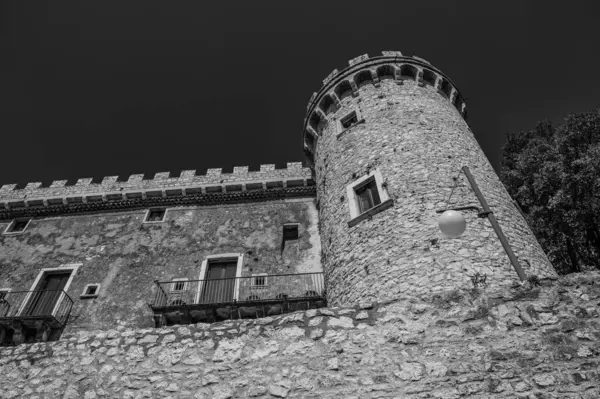 Pignatelli Şatosu 18. yüzyıla dayanır. Lombardlar San Michele şapeli ile küçük bir kale inşa etmişlerdi..