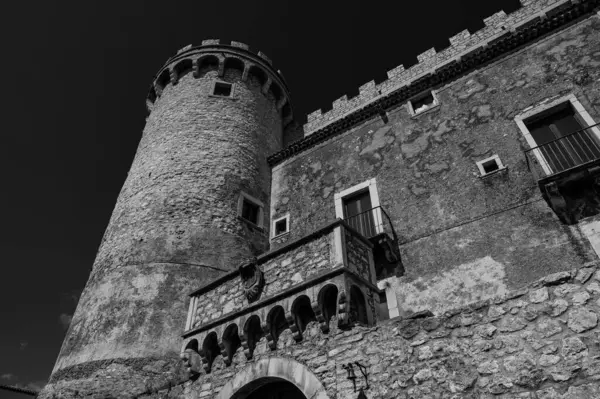 Pignatelli Şatosu 18. yüzyıla dayanır. Lombardlar San Michele şapeli ile küçük bir kale inşa etmişlerdi..