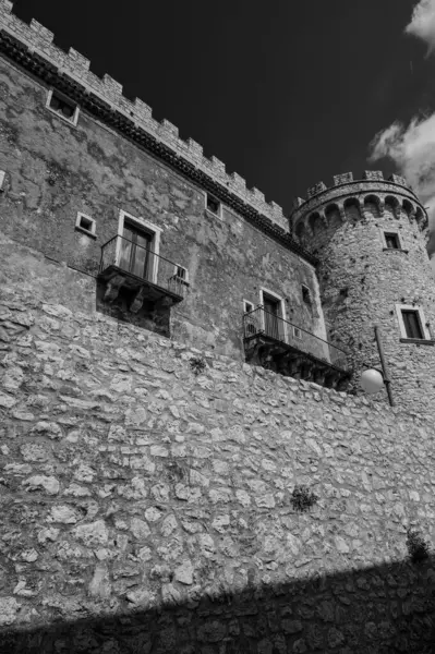 Pignatelli Şatosu 18. yüzyıla dayanır. Lombardlar San Michele şapeli ile küçük bir kale inşa etmişlerdi..