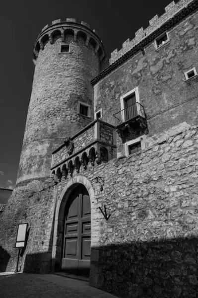 Pignatelli Şatosu 18. yüzyıla dayanır. Lombardlar San Michele şapeli ile küçük bir kale inşa etmişlerdi..