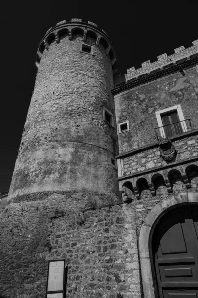 Pignatelli Şatosu 18. yüzyıla dayanır. Lombardlar San Michele şapeli ile küçük bir kale inşa etmişlerdi..