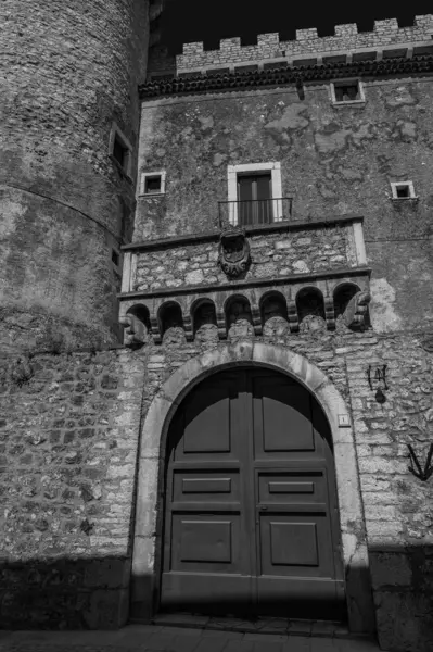 Pignatelli Şatosu 18. yüzyıla dayanır. Lombardlar San Michele şapeli ile küçük bir kale inşa etmişlerdi..