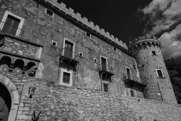 Pignatelli Şatosu 18. yüzyıla dayanır. Lombardlar San Michele şapeli ile küçük bir kale inşa etmişlerdi..