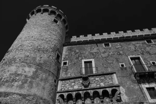 Pignatelli Şatosu 18. yüzyıla dayanır. Lombardlar San Michele şapeli ile küçük bir kale inşa etmişlerdi..