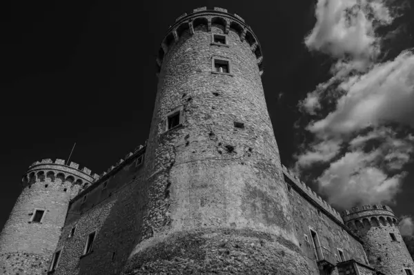 Pignatelli Şatosu 18. yüzyıla dayanır. Lombardlar San Michele şapeli ile küçük bir kale inşa etmişlerdi..