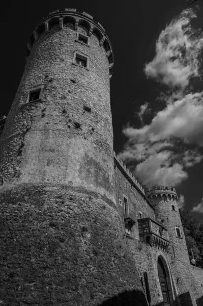 Pignatelli Şatosu 18. yüzyıla dayanır. Lombardlar San Michele şapeli ile küçük bir kale inşa etmişlerdi..