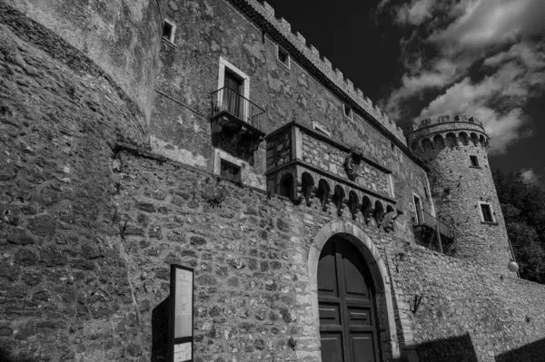 Pignatelli Şatosu 18. yüzyıla dayanır. Lombardlar San Michele şapeli ile küçük bir kale inşa etmişlerdi..