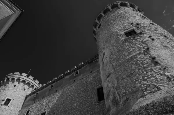 Pignatelli Şatosu 18. yüzyıla dayanır. Lombardlar San Michele şapeli ile küçük bir kale inşa etmişlerdi..