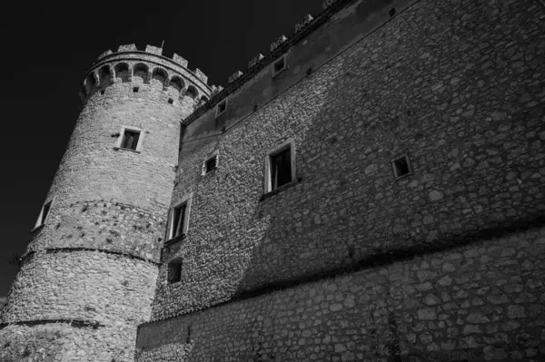 Pignatelli Şatosu 18. yüzyıla dayanır. Lombardlar San Michele şapeli ile küçük bir kale inşa etmişlerdi..