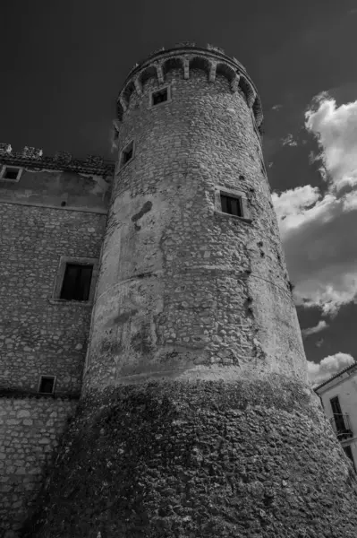 Pignatelli Şatosu 18. yüzyıla dayanır. Lombardlar San Michele şapeli ile küçük bir kale inşa etmişlerdi..