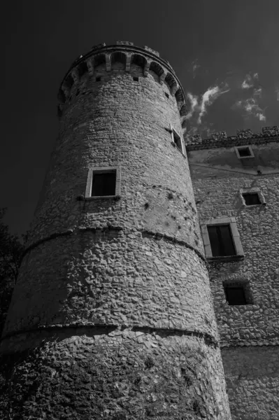 Pignatelli Şatosu 18. yüzyıla dayanır. Lombardlar San Michele şapeli ile küçük bir kale inşa etmişlerdi..