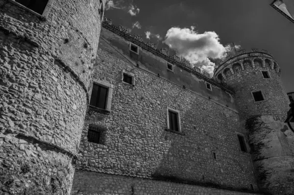 Pignatelli Şatosu 18. yüzyıla dayanır. Lombardlar San Michele şapeli ile küçük bir kale inşa etmişlerdi..