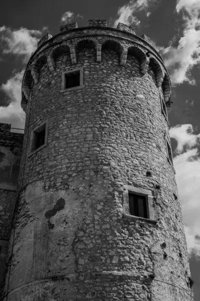 Pignatelli Şatosu 18. yüzyıla dayanır. Lombardlar San Michele şapeli ile küçük bir kale inşa etmişlerdi..