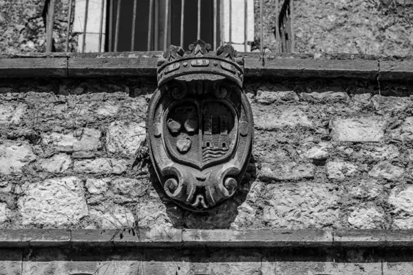 Pignatelli Şatosu 18. yüzyıla dayanır. Lombardlar San Michele şapeli ile küçük bir kale inşa etmişlerdi..