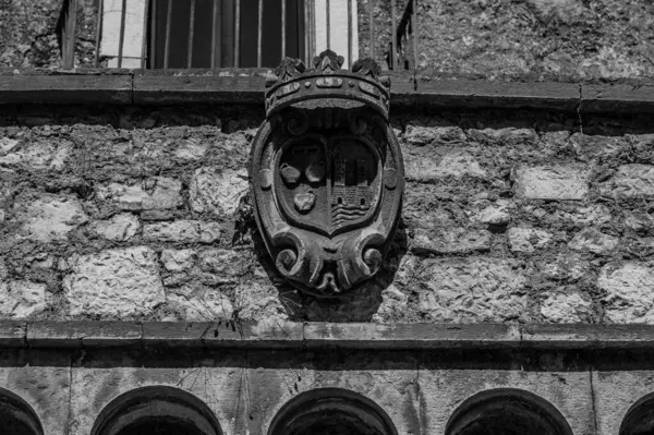 Pignatelli Şatosu 18. yüzyıla dayanır. Lombardlar San Michele şapeli ile küçük bir kale inşa etmişlerdi..