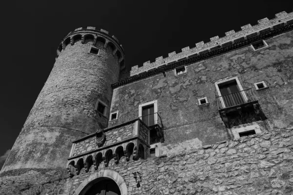 Pignatelli Şatosu 18. yüzyıla dayanır. Lombardlar San Michele şapeli ile küçük bir kale inşa etmişlerdi..