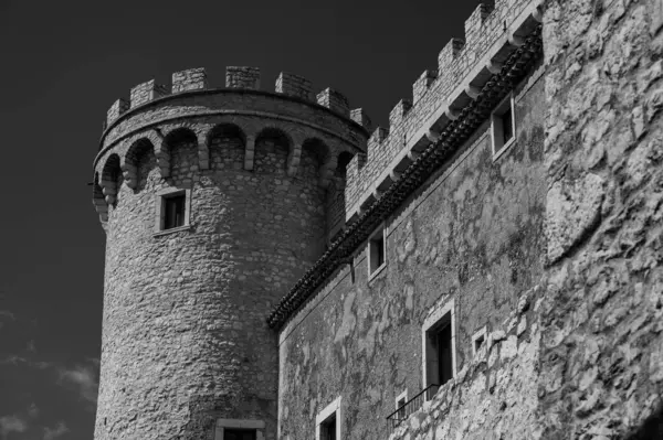 Pignatelli Şatosu 18. yüzyıla dayanır. Lombardlar San Michele şapeli ile küçük bir kale inşa etmişlerdi..