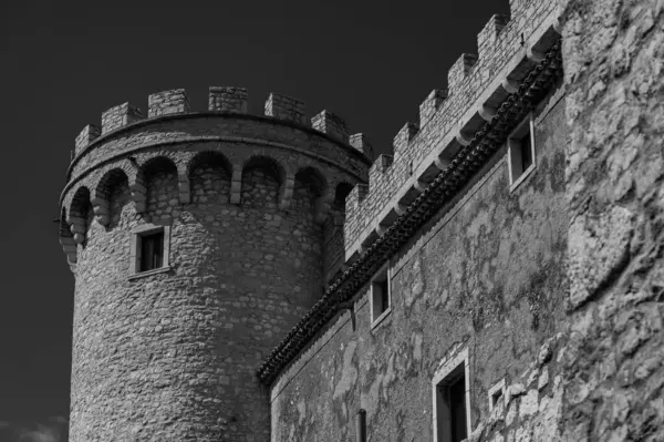 Pignatelli Şatosu 18. yüzyıla dayanır. Lombardlar San Michele şapeli ile küçük bir kale inşa etmişlerdi..