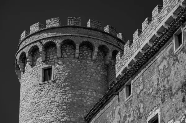 Pignatelli Şatosu 18. yüzyıla dayanır. Lombardlar San Michele şapeli ile küçük bir kale inşa etmişlerdi..