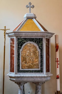 Kilise, Frosolone 'un ilk kentsel safhalarından biri olan Quartier Sant' Angelo 'da yer alan köyün en eskilerinden biridir. En eski bilgi Samnite-Roma dönemine dayanıyor..