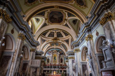 Başlangıçta Saint Clare 'e adanmış bir manastır kilisesiydi. 1805 depreminde orijinal San Pietro kilisesi yıkıldıktan sonra kilise unvanını aldı..