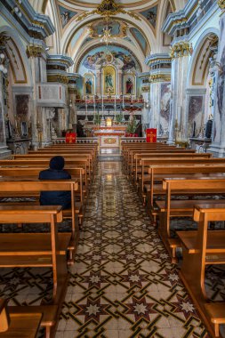 Başlangıçta Saint Clare 'e adanmış bir manastır kilisesiydi. 1805 depreminde orijinal San Pietro kilisesi yıkıldıktan sonra kilise unvanını aldı..