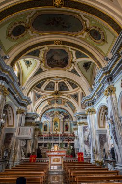 Başlangıçta Saint Clare 'e adanmış bir manastır kilisesiydi. 1805 depreminde orijinal San Pietro kilisesi yıkıldıktan sonra kilise unvanını aldı..