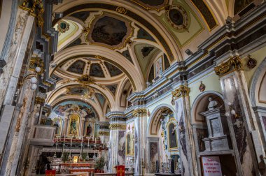 Başlangıçta Saint Clare 'e adanmış bir manastır kilisesiydi. 1805 depreminde orijinal San Pietro kilisesi yıkıldıktan sonra kilise unvanını aldı..