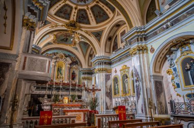 Başlangıçta Saint Clare 'e adanmış bir manastır kilisesiydi. 1805 depreminde orijinal San Pietro kilisesi yıkıldıktan sonra kilise unvanını aldı..