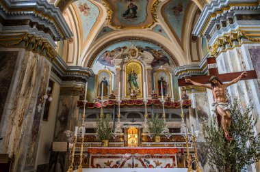 Başlangıçta Saint Clare 'e adanmış bir manastır kilisesiydi. 1805 depreminde orijinal San Pietro kilisesi yıkıldıktan sonra kilise unvanını aldı..