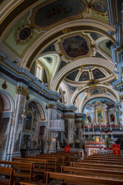 Başlangıçta Saint Clare 'e adanmış bir manastır kilisesiydi. 1805 depreminde orijinal San Pietro kilisesi yıkıldıktan sonra kilise unvanını aldı..