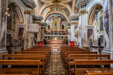 Başlangıçta Saint Clare 'e adanmış bir manastır kilisesiydi. 1805 depreminde orijinal San Pietro kilisesi yıkıldıktan sonra kilise unvanını aldı..