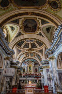 Başlangıçta Saint Clare 'e adanmış bir manastır kilisesiydi. 1805 depreminde orijinal San Pietro kilisesi yıkıldıktan sonra kilise unvanını aldı..