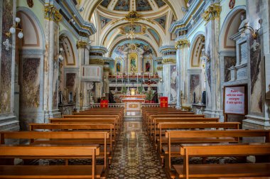 Başlangıçta Saint Clare 'e adanmış bir manastır kilisesiydi. 1805 depreminde orijinal San Pietro kilisesi yıkıldıktan sonra kilise unvanını aldı..