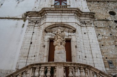 Ortaçağ kökenli (yaklaşık 1309) olan kilisenin dikdörtgen şeklinde bir planı ve Napoli soğan şekilli bir kule ile zenginleştirilmiş bir çan kulesi vardır. Portal boyalı camlarla zenginleştirilmiş..