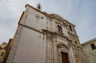 Ortaçağ kökenli (yaklaşık 1309) olan kilisenin dikdörtgen şeklinde bir planı ve Napoli soğan şekilli bir kule ile zenginleştirilmiş bir çan kulesi vardır. Portal boyalı camlarla zenginleştirilmiş..