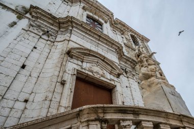 Ortaçağ kökenli (yaklaşık 1309) olan kilisenin dikdörtgen şeklinde bir planı ve Napoli soğan şekilli bir kule ile zenginleştirilmiş bir çan kulesi vardır. Portal boyalı camlarla zenginleştirilmiş..