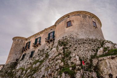 Şehrin ana anıtı Lombardlar tarafından bir gözetleme kulesi olarak kurulmuş ve 1269 yılında I. Charles Anjou tarafından Napoli adına işleten Barrasio 'ya bağışlanmıştır..