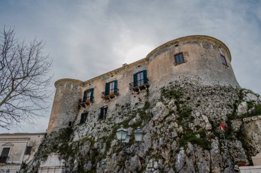 Şehrin ana anıtı Lombardlar tarafından bir gözetleme kulesi olarak kurulmuş ve 1269 yılında I. Charles Anjou tarafından Napoli adına işleten Barrasio 'ya bağışlanmıştır..