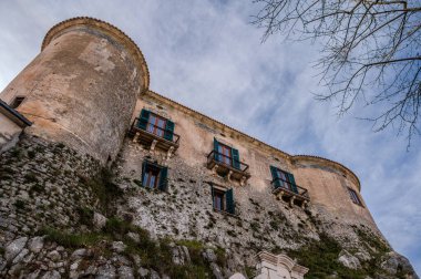 Şehrin ana anıtı Lombardlar tarafından bir gözetleme kulesi olarak kurulmuş ve 1269 yılında I. Charles Anjou tarafından Napoli adına işleten Barrasio 'ya bağışlanmıştır..