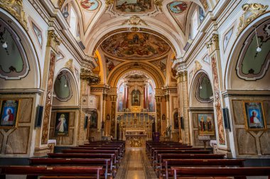 Kilisenin altı yan şapeli olan bir komisyon üyesi çapraz planı var. Merkez körfezin etrafını lunetlerle dolu bir fıçı kasası sarmış, yükseltilmiş papaz evi yarım küresel bir kubbeyle kaplanmış..