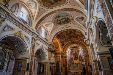 Kilisenin altı yan şapeli olan bir komisyon üyesi çapraz planı var. Merkez körfezin etrafını lunetlerle dolu bir fıçı kasası sarmış, yükseltilmiş papaz evi yarım küresel bir kubbeyle kaplanmış..