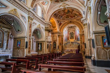 Kilisenin altı yan şapeli olan bir komisyon üyesi çapraz planı var. Merkez körfezin etrafını lunetlerle dolu bir fıçı kasası sarmış, yükseltilmiş papaz evi yarım küresel bir kubbeyle kaplanmış..